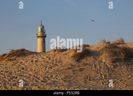 Warnemünde, Leuchtturm hinter einer Düne Am Morgen Stockfoto