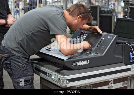 Hannover, Niedersachsen, Deutschland, Sound Engineer, der an ein Mischpult Stockfoto