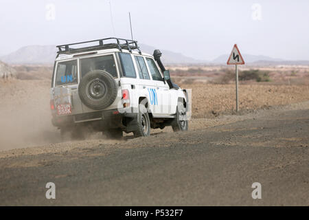 KAKUMA, KENIA - EIN UN-Toyota Land Rover wirbelt Staub auf dem Weg nach Kakuma, Turkana Grafschaften im Nordwesten Kenias. Stockfoto