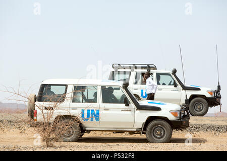 Kakuma, Kenia - Zwei UN-Toyota Land Rover in der Landschaft in Turkana Grafschaften geparkt, nordwestlichen Kenia. Stockfoto