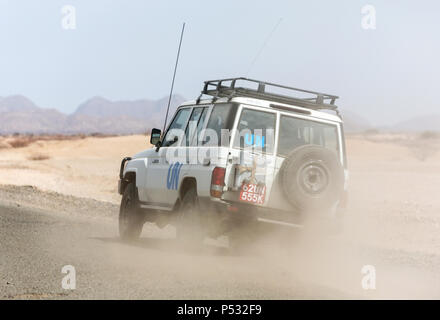 KAKUMA, KENIA - EIN UN-Toyota Land Rover wirbelt Staub auf dem Weg nach Kakuma, Turkana Grafschaften im Nordwesten Kenias. Stockfoto