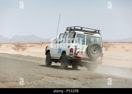 KAKUMA, KENIA - EIN UN-Toyota Land Rover wirbelt Staub auf dem Weg nach Kakuma, Turkana Grafschaften im Nordwesten Kenias. Stockfoto