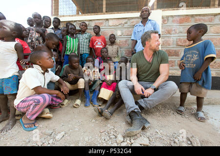 Kakuma, Kenia - TV-Journalistin Jenke von Wilmsdorff im Gespräch mit Neuankömmlingen in der Registration Center Kakuma. Stockfoto