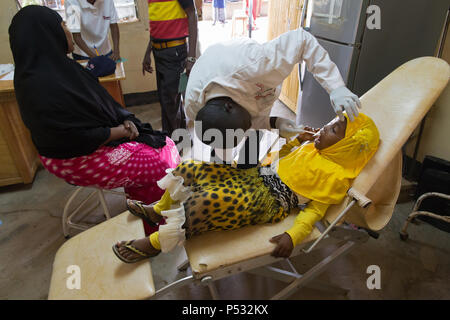 Kakuma, Kenia - grundlegende zahnmedizinische Versorgung und Betreuung der Flüchtlinge im Flüchtlingslager Kakuma. Stockfoto