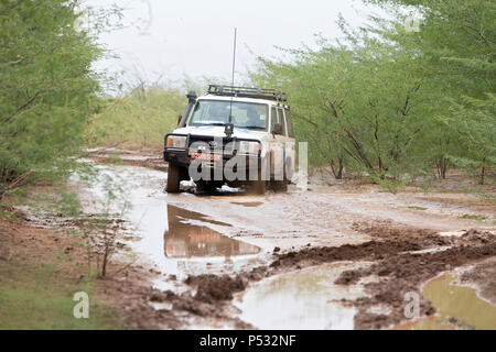 KAKUMA, KENIA - EIN UN-Land Rover Laufwerke auf einem verregneten Landstraße. Stockfoto