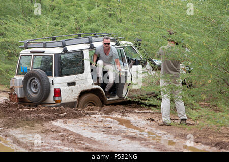 KAKUMA, KENIA - EIN UN-Land Rover hat auf einem Feldweg tief im Schlamm. Stockfoto