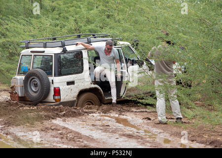 KAKUMA, KENIA - EIN UN-Land Rover hat auf einem Feldweg tief im Schlamm. Stockfoto