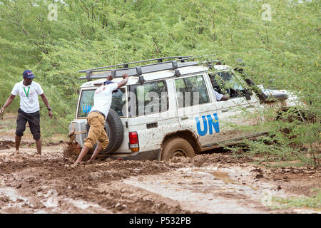 KAKUMA, KENIA - EIN UN-Land Rover hat auf einem Feldweg tief im Schlamm. Stockfoto