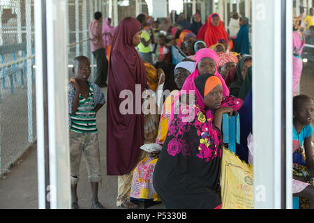 Kakuma, Kenia - Essen Ausgabe der Hilfsorganisation World Food Programm im Flüchtlingslager Kakuma. Stockfoto