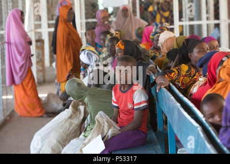 Kakuma, Kenia - Essen Ausgabe der Hilfsorganisation World Food Programm im Flüchtlingslager Kakuma. Stockfoto