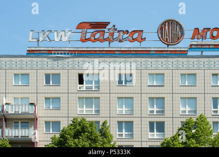 Historische Werbung aus DDR-Zeiten für Lkw TATRA in einem Plattenbau in der Karl-Marx-Allee. Stockfoto