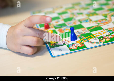 Kinder im Brettspiel Stockfoto