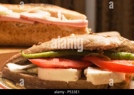 Aufnahme von frischem Käse und Salami Sandwich auf Platte hautnah. Stockfoto