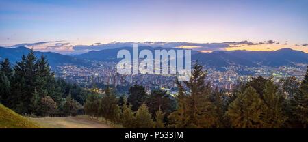 Panoramablick von Medellin bei Nacht von Las Palmas Stockfoto