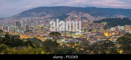 Panoramablick von Medellin in der Nacht vom Cerro Nutibara Stockfoto
