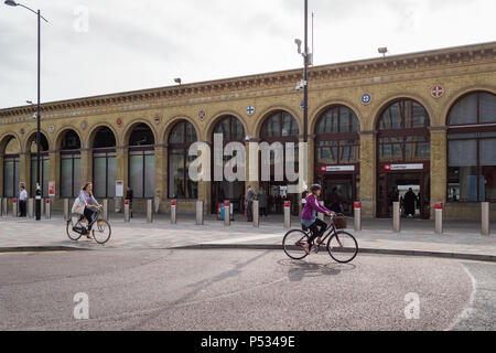 Die Außenseite des Cambridge Bahnhof mit Radfahrer vorbei und Pendler zu Fuß zum und vom Eingang Stockfoto