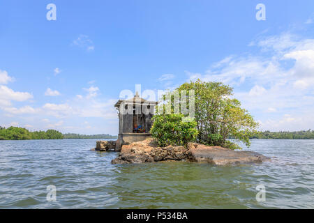 Sthapaheduwa, einer kleinen Insel im Fluss Madu mit einem Hindu Schrein, Maduganga See, Madu Ganga Feuchtgebiete, süd-westlich von Sri Lanka Stockfoto