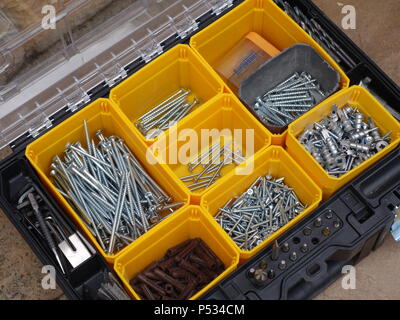 Professionelle trademan, komplett ausgestattetes Tool Kit enthält die Verschlüsse, die auch für seine Arbeit benötigt werden. Stockfoto