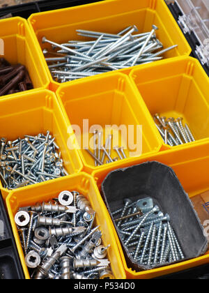 Professionelle trademan, komplett ausgestattetes Tool Kit enthält die Verschlüsse, die auch für seine Arbeit benötigt werden. Stockfoto