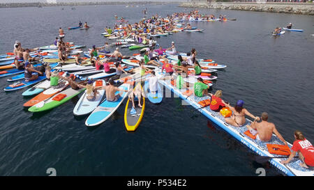 Luftaufnahme eines großen Stand-up Paddle Boarder (SUP) Yoga Klasse Stockfoto