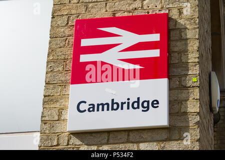 Ein Zeichen für Cambridge Bahnhof auf einer Mauer in der Sonne Stockfoto