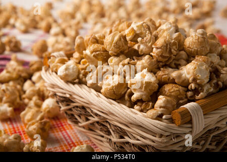 Karamell Popcorn in einem Korb auf eine Serviette Nahaufnahme Stockfoto
