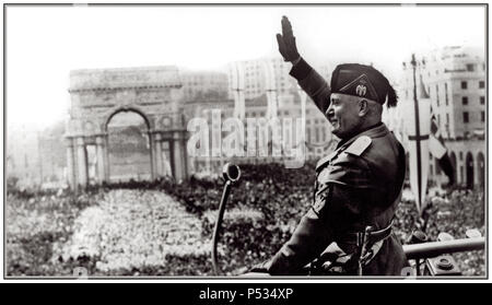 MUSSOLINI IL DULCE ROM ITALIEN REDE FACIST GRÜSST DEN italienischen faschistischen Diktator Benito Mussolin in Militäruniformi mit Mikrofon, der in den 1930er Jahren eine Rede auf dem erhabenen Podium hielt und vor ekstatischen Massen in Rom Italien winkte (2G7ET1P) alt Superior High Res Version verfügbar Stockfoto