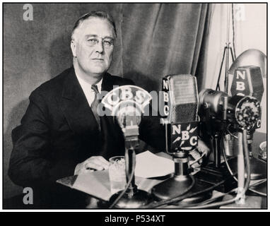 Bild des FDR Franklin D. Roosevelt aus den 1930er Jahren, der eine Radiosendung („Kamingespräch“) im September 1934 gibt. Auf seinem Schreibtisch CBS & NBC Network Broadcast Mikrofone. Franklin Delano Roosevelt Sr., oft mit seinen Initialen FDR bezeichnet, war ein amerikanischer Staatsmann und politischer Führer, der von 1933 bis zu seinem Tod im Jahr 1945 als 32. Präsident der Vereinigten Staaten diente. Stockfoto