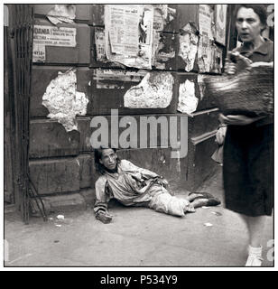 2. Weltkrieg WARSCHAUER GHETTO stark beunruhigendes Bild von extremen Leiden in den 1940er Jahren mit Hunger auf der Straße. Brutale Behandlung an Zivilisten durch die Besetzung der deutschen Truppen in Polen. Die polnischen Juden wurden bald von Massenverhungerung und Krankheit heimgesucht. Um die Ausbreitung von Krankheiten zu verhindern, errichteten die Besatzungsbehörden Mauern um die jüdischen Bezirke - und die unmenschlichen erniedrigenden Ghettos wurden geschaffen. Stockfoto