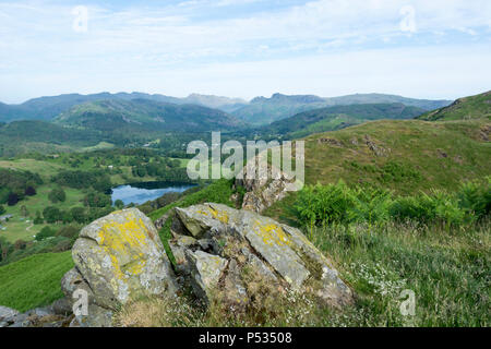 Anzeigen von Ivy Crag, Loughrigg über loughrigg Tarn in Richtung Langdale Pikes, Loughrigg fiel, Ambleside, Lake District, Cumbria, England Stockfoto