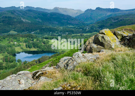 Anzeigen von Ivy Crag, Loughrigg über loughrigg Tarn in Richtung Langdale Pikes, Loughrigg fiel, Ambleside, Lake District, Cumbria, England Stockfoto