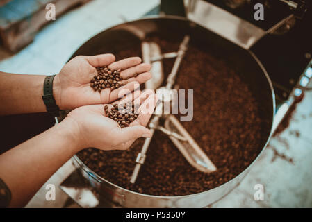 Professionelle Kaffeeröstung und Tests mit Hand in Kolumbien Stockfoto