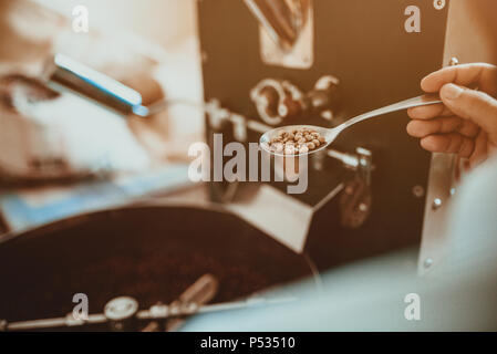 Professionelle Kaffeeröstung und Tests mit Hand in Kolumbien Stockfoto