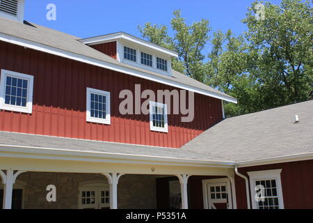 Traditionelles rotes Scheunengebäude, erbaut für einen Bauernhof. Stockfoto