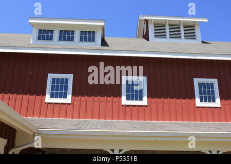 Traditionelles rotes Scheunengebäude, erbaut für einen Bauernhof. Stockfoto