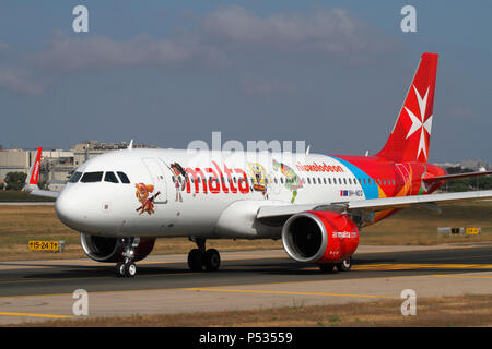 Air Malta Airbus A320 Neo PKW Flugzeug Rollen für die Ausreise. Vordere viertelansicht Betonung der erweiterten Triebwerksgondeln des Neo. Stockfoto