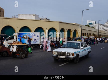 CASABLANCA, MAROKKO - ca. April 2017: Avenue Des Far, einer großen Arterie rund um die Medina in Casablanca. Stockfoto