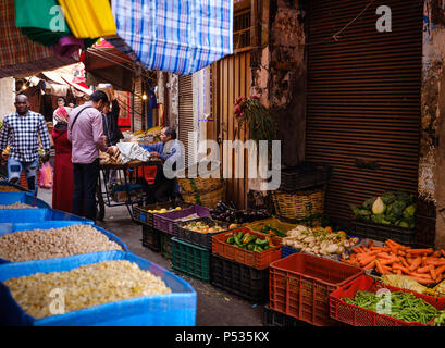 CASABLANCA, MAROKKO - ca. April 2017: Straße der Medina und pflanzliche Verkäufer in Casablanca. Stockfoto