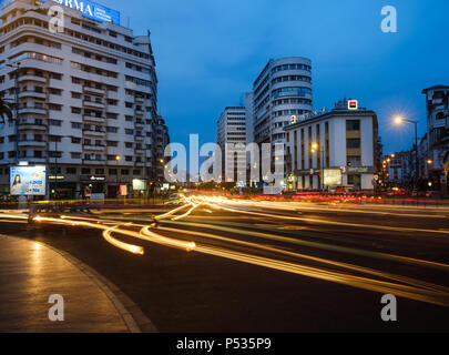 CASABLANCA, MAROKKO - ca. April 2017: Avenue Des Far und Boulevard Hassan ich in Casablanca in der Nacht. Stockfoto