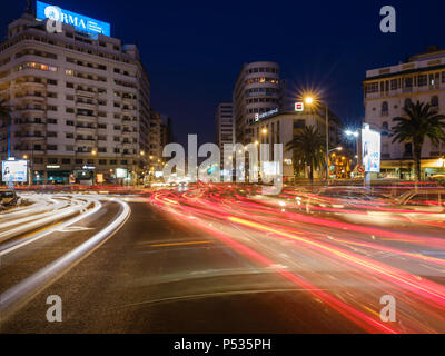 CASABLANCA, MAROKKO - ca. April 2017: Avenue Des Far und Boulevard Hassan ich in Casablanca in der Nacht. Stockfoto