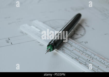 Technische pen (RAPIDOGRAPH) auf Rechenschieber und technische Zeichnung Stockfoto