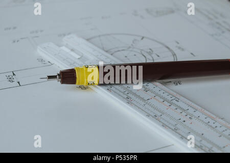 Technische pen (RAPIDOGRAPH) auf Rechenschieber und technische Zeichnung Stockfoto