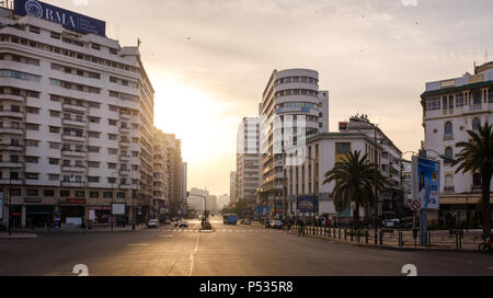 CASABLANCA, MAROKKO - ca. April 2017: Avenue Des Far und Boulevard Hassan ich in Casablanca am frühen Morgen. Stockfoto