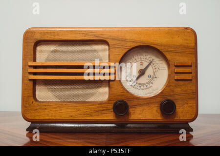 Alte Holz- radio auf Tisch. Vintage Retro Style. Stockfoto