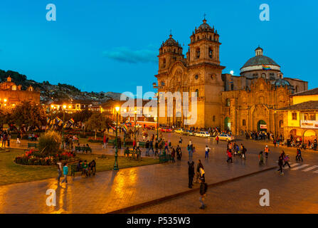 Großer Reichtum an der Plaza de Armas, den Hauptplatz von Cusco mit ihrer Kathedrale nach Sonnenuntergang während der blauen Stunde und Unschärfe Bewegung von Menschen, Peru. Stockfoto