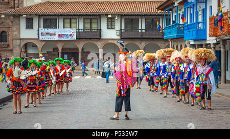 Quechua einheimische während des Inti Raymi Sun Festival in traditioneller Kleidung und Hüte auf der Plaza de Armas von Cusco, Peru, Südamerika Stockfoto