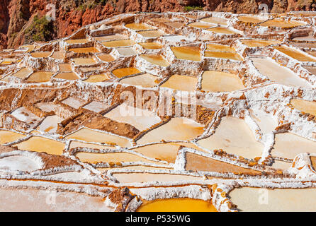 Nahaufnahme eines berühmten Landschaft in der Provinz Cusco: die Maras Salz Terrassen, die seit der Inkazeit für Salz gewinnen, Peru verwendet wurden. Stockfoto