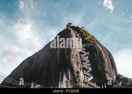 Die 649 Schritte von La Piedra de Peñol Felsen, mit Blick auf den künstlichen See gemacht, Laguna de Guatapé, einem beliebten touristischen Tagesausflug von Medellín Stockfoto