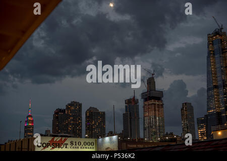 Rainbow beleuchteten Empire State Building, Stolz, NEW YORK 2018. Stockfoto