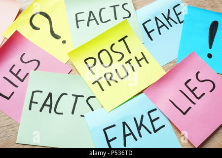 Memo Stick mit Worten Post - Wahrheit und Lügen, Fälschungen und Fakten. Stockfoto